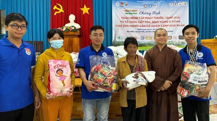 Ban Tổ chức đã trao tặng 200 phần quà đến bà con khó khăn tại địa phương Ban Tổ chức đã trao tặng 200 phần quà đến bà con khó khăn tại địa phương