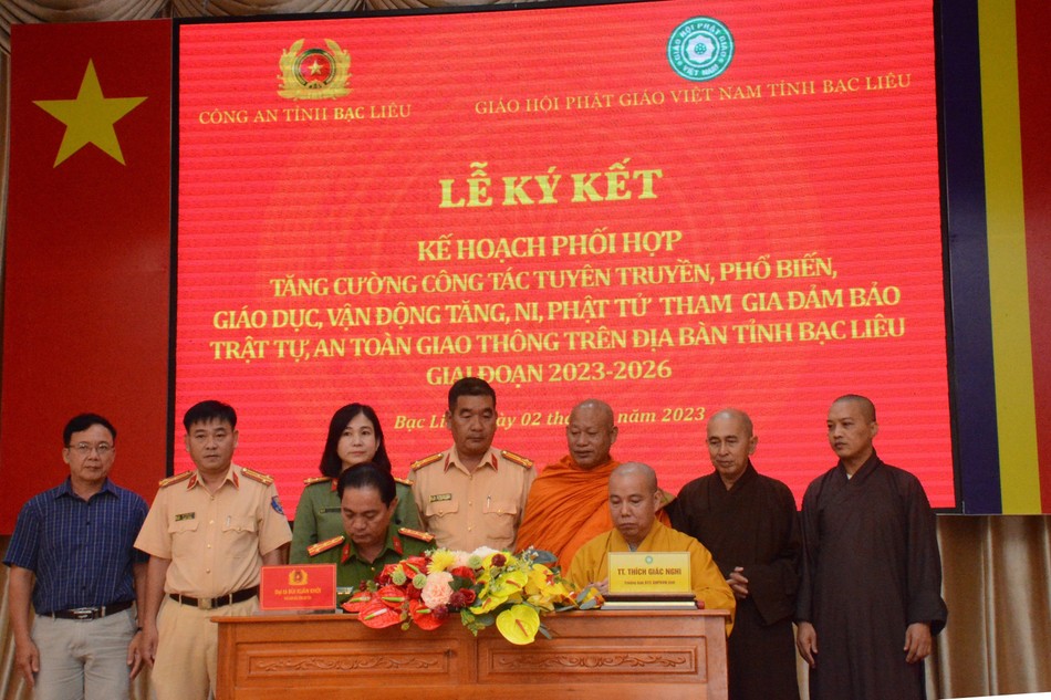 Đại diện hai bên ký kết kế hoạch phố hợp Đại diện hai bên ký kết kế hoạch phố hợp