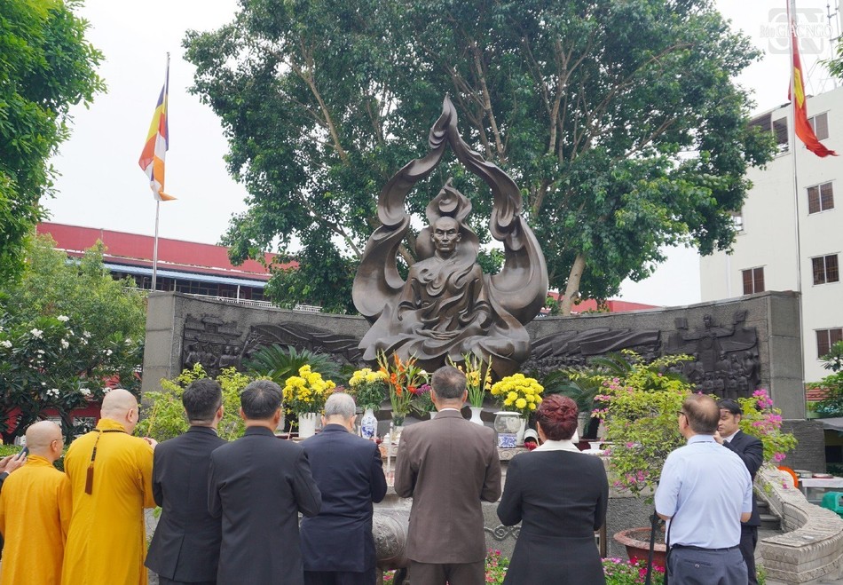 Đoàn dâng hương tưởng niệm trước tượng đài Bồ-tát Thích Quảng Đức - Ảnh: Như Danh Đoàn dâng hương tưởng niệm trước tượng đài Bồ-tát Thích Quảng Đức - Ảnh: Như Danh