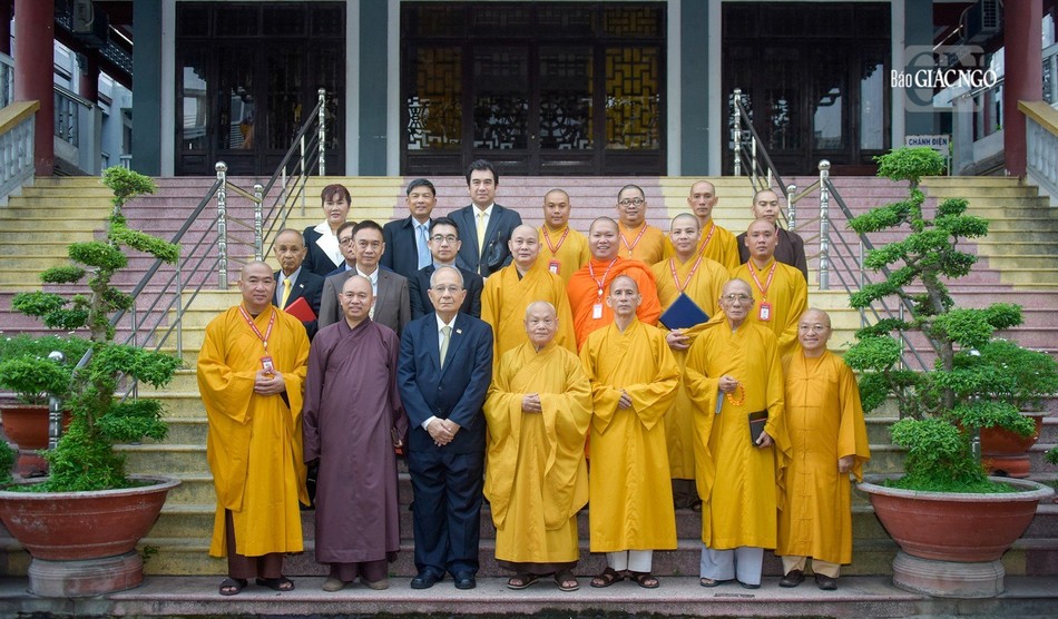 Chụp ảnh lưu niệm trước thiền viện Quảng Đức Chụp ảnh lưu niệm trước thiền viện Quảng Đức