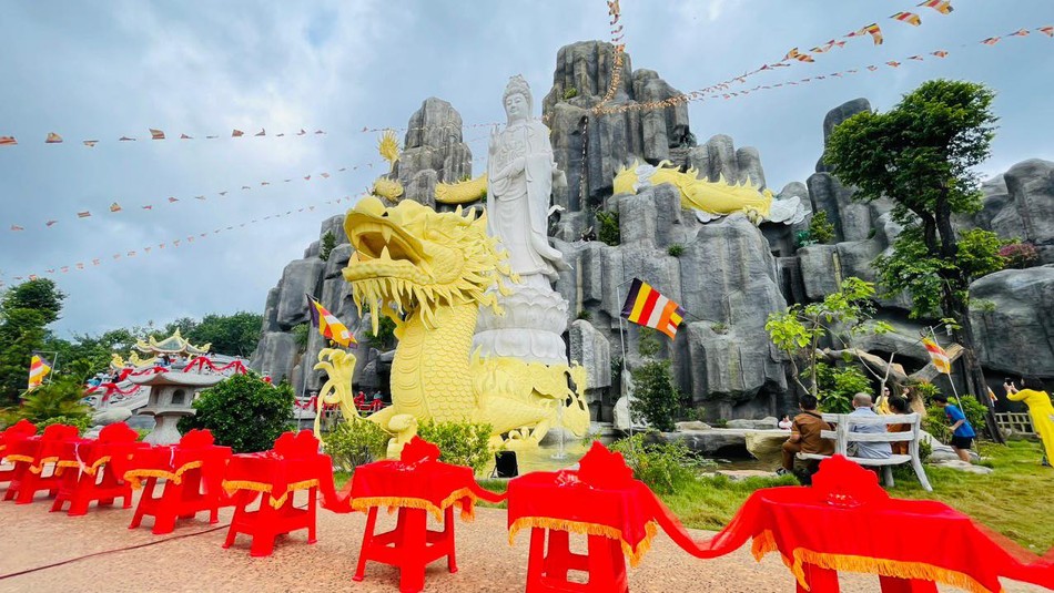 Tôn tượng Quán Thế Âm trên núi Phổ Đà Tôn tượng Quán Thế Âm trên núi Phổ Đà