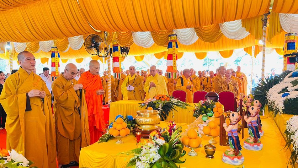 Cử hành nghi thức sái tịnh an vị tôn tượng Cử hành nghi thức sái tịnh an vị tôn tượng