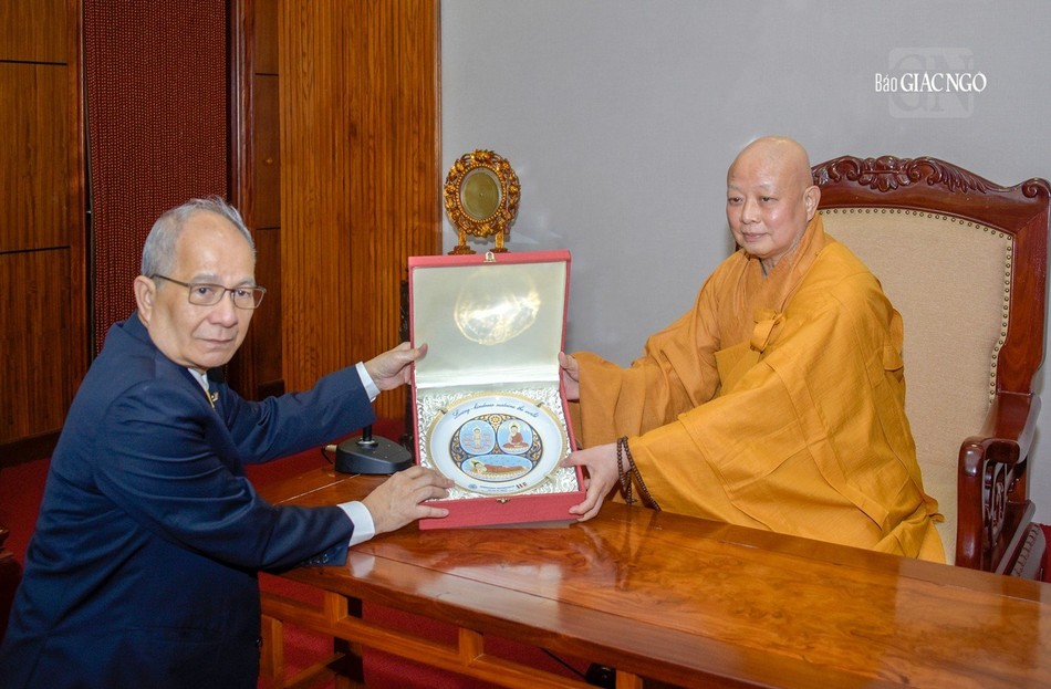 Cư sĩ Chủ tịch WFB trao quà lưu niệm đến Hòa thượng Thích Lệ Trang Cư sĩ Chủ tịch WFB trao quà lưu niệm đến Hòa thượng Thích Lệ Trang