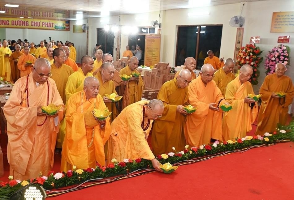 Chư tôn đức giáo phẩm đã thành kính dâng nến tri ân tới Giác linh chư vị thiền đức trong Hội đồng thập giới sư Đại giới Phước Huệ Chư tôn đức giáo phẩm đã thành kính dâng nến tri ân tới Giác linh chư vị thiền đức trong Hội đồng thập giới sư Đại giới Phước Huệ