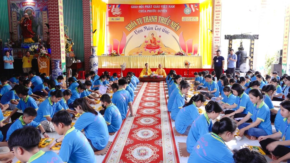 Hướng dẫn các em dùng cơm trong chánh niệm