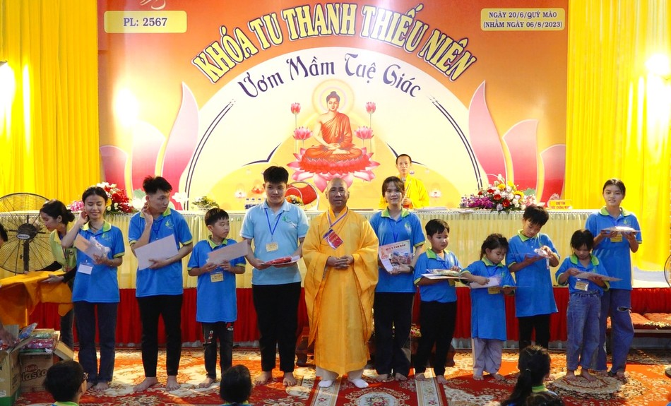 Bế mạc kết thúc khóa tu, Ban Tổ chức tặng Bằng khen