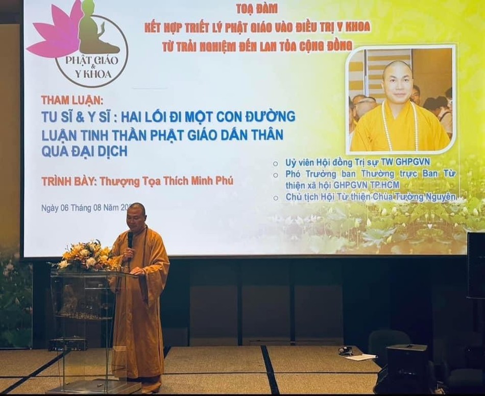 Đại đức Thích Minh Phú trình bày tham luận với chủ đề “Tu sĩ và y sĩ – hai lối đi một con đường, luận tinh thần Phật giáo dấn thân qua đại dịch” - Ảnh: TN Đại đức Thích Minh Phú trình bày tham luận với chủ đề “Tu sĩ và y sĩ – hai lối đi một con đường, luận tinh thần Phật giáo dấn thân qua đại dịch” - Ảnh: TN