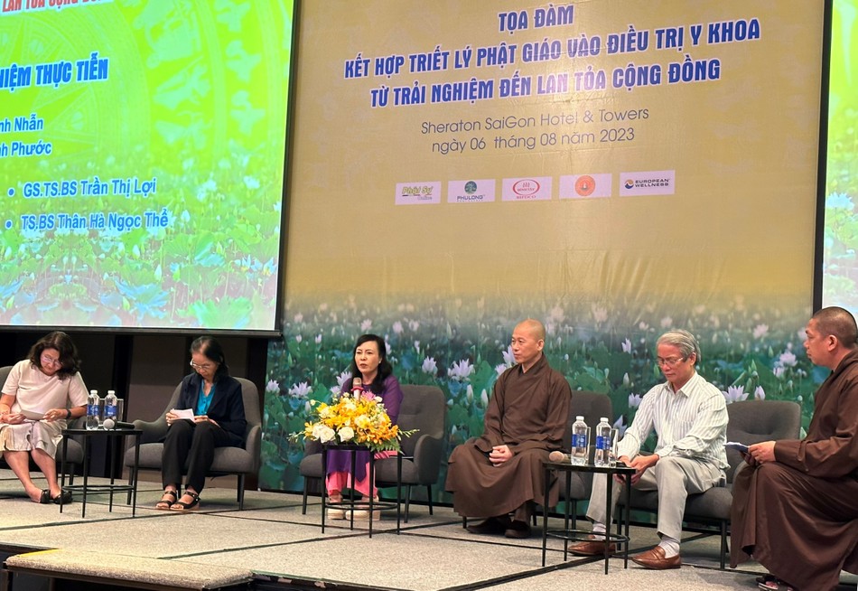 Chủ tọa của buổi tọa đàm do Hội Từ thiện chùa Tường Nguyên kết hợp với Phật tử tổ chức Chủ tọa của buổi tọa đàm do Hội Từ thiện chùa Tường Nguyên kết hợp với Phật tử tổ chức