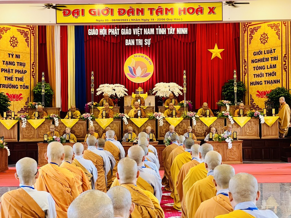 Giới tử Tỳ-kheo-ni đảnh lễ Hội đồng thập sư Tăng Ni nhị bộ