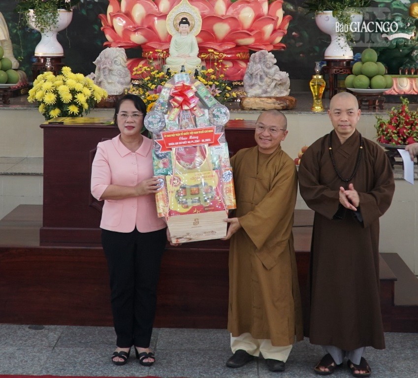 Bà Tràn Kim Yến tặng quà chúc mừng nhân mùa An cư kiết hạ Bà Tràn Kim Yến tặng quà chúc mừng nhân mùa An cư kiết hạ