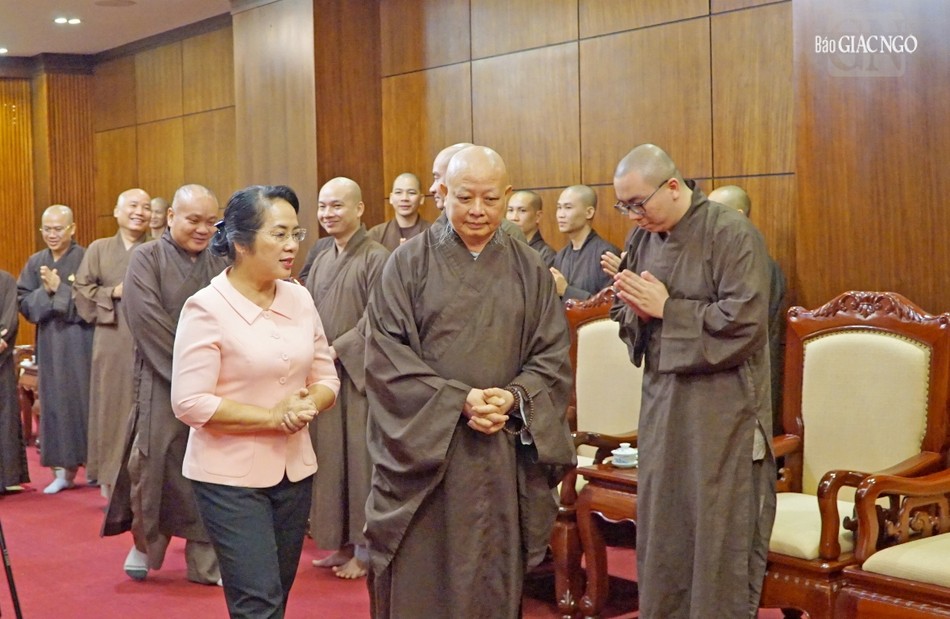 Hòa thượng Trưởng ban Trị sự tiễn bà Trần Kim Yến cùng đoàn Hòa thượng Trưởng ban Trị sự tiễn bà Trần Kim Yến cùng đoàn