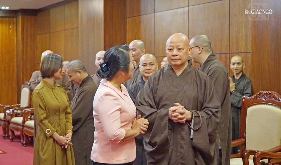 Bà Trần Kim Yến trao đổi một số thông tin với Hòa thượng Trưởng ban Trị sự GHPGVN TP.HCM Bà Trần Kim Yến trao đổi một số thông tin với Hòa thượng Trưởng ban Trị sự GHPGVN TP.HCM