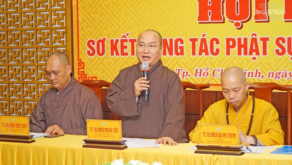 Thượng tọa Thích Phước Tiến góp ý kiến tại hội nghị Thượng tọa Thích Phước Tiến góp ý kiến tại hội nghị