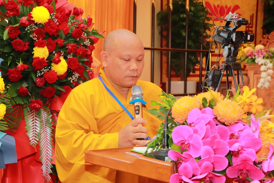 Đại đức Thích Thiện Thức thay mặt Ban Tổ chức báo cáo kết quả tổ chức Đại giới đàn