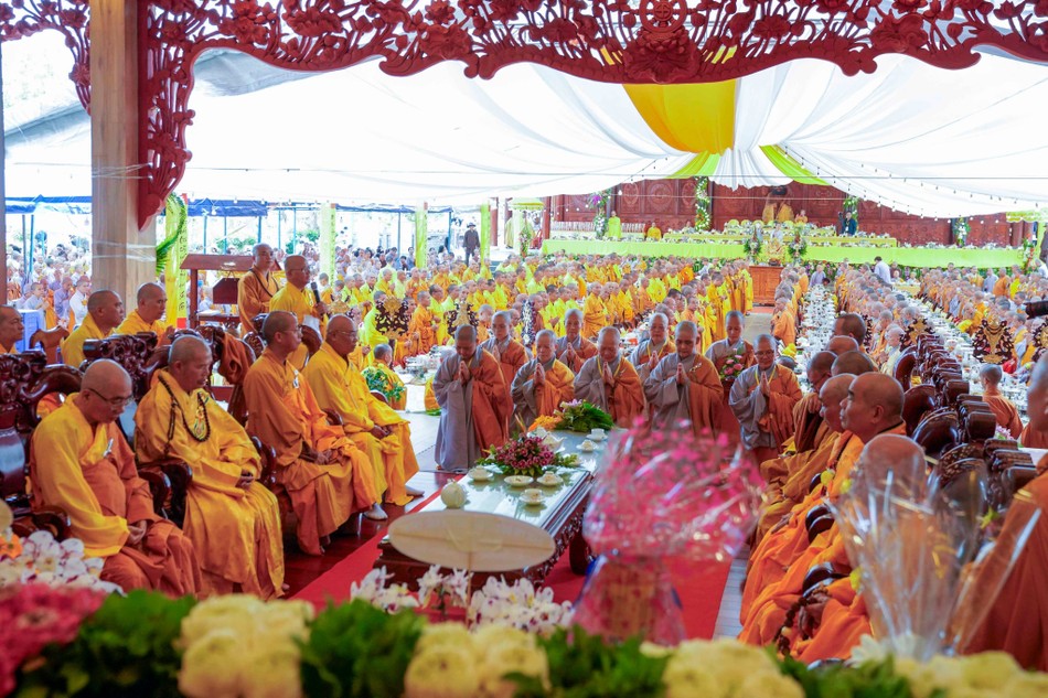 Môn đồ pháp quyến đối trước chư tôn đức giáo phẩm tác bạch cúng dường Môn đồ pháp quyến đối trước chư tôn đức giáo phẩm tác bạch cúng dường