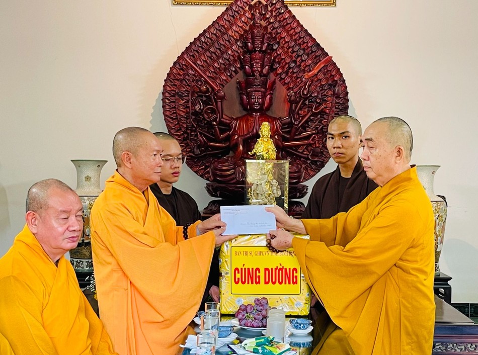 Đại diện đoàn cúng dường chư hành giả tại tu viện Nguyên Thiều Đại diện đoàn cúng dường chư hành giả tại tu viện Nguyên Thiều