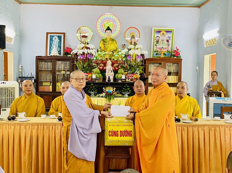 Ni trưởng Thích nữ Hạnh Giải, Thiền chủ hạ trường cư xá Ni tiếp nhận cúng dường từ đại diện Ban Trị sự GHPGVN tỉnh Bình Định Ni trưởng Thích nữ Hạnh Giải, Thiền chủ hạ trường cư xá Ni tiếp nhận cúng dường từ đại diện Ban Trị sự GHPGVN tỉnh Bình Định