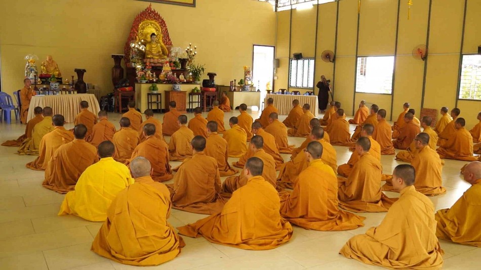 Chư Tăng hệ phái Khất sĩ tại hội trường 2 trùng tụng Tỳ-kheo giới bổn và kinh Phạm võng Chư Tăng hệ phái Khất sĩ tại hội trường 2 trùng tụng Tỳ-kheo giới bổn và kinh Phạm võng