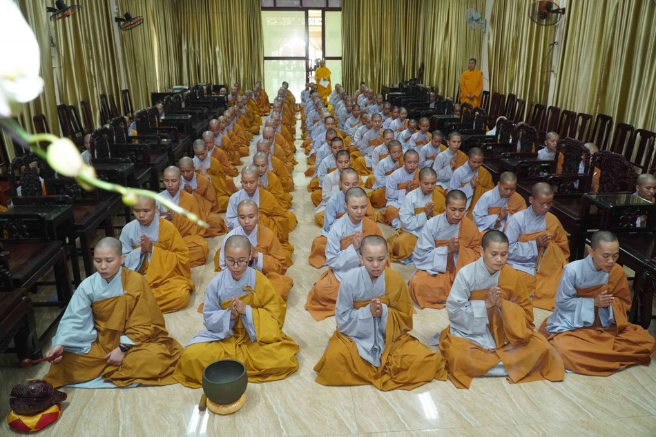 Chư Ni tại hội trường 3 trùng tụng 4 quyển luật Trường hàng Chư Ni tại hội trường 3 trùng tụng 4 quyển luật Trường hàng