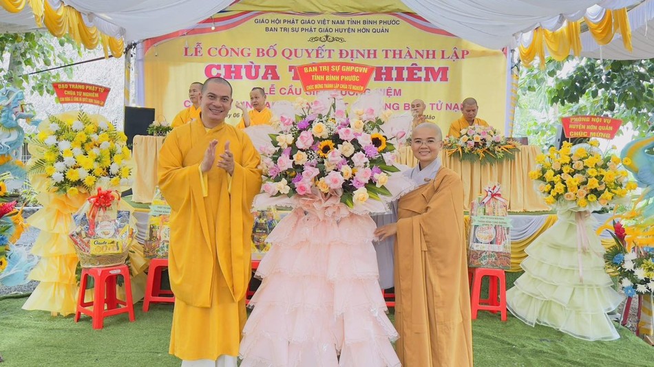 Đại diện Ban Trị sự GHPGVN tỉnh tặng hoa chúc mừng