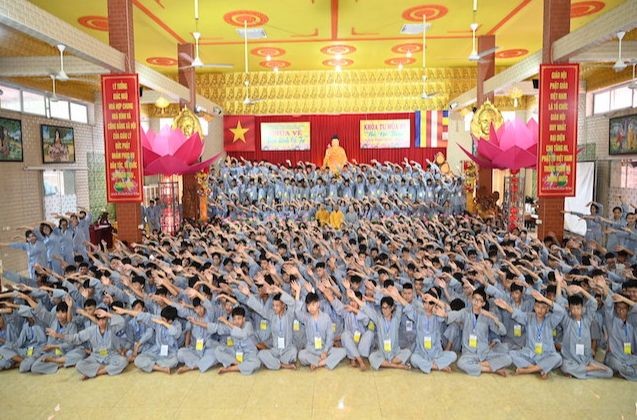 Đồng diễn vũ khúc “Khóa tu mùa hè bồ đề tâm” Đồng diễn vũ khúc “Khóa tu mùa hè bồ đề tâm”