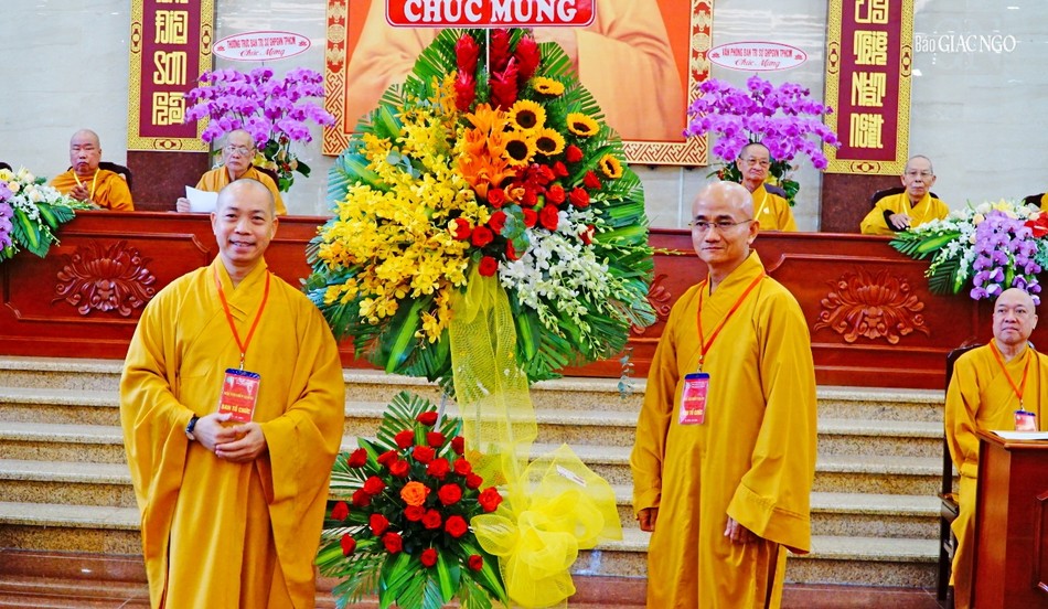 Thưởng tọa Thích Quang Thạnh, Trưởng ban Giáo dục Phật giáo TP.HCM tặng hoa chúc mừng