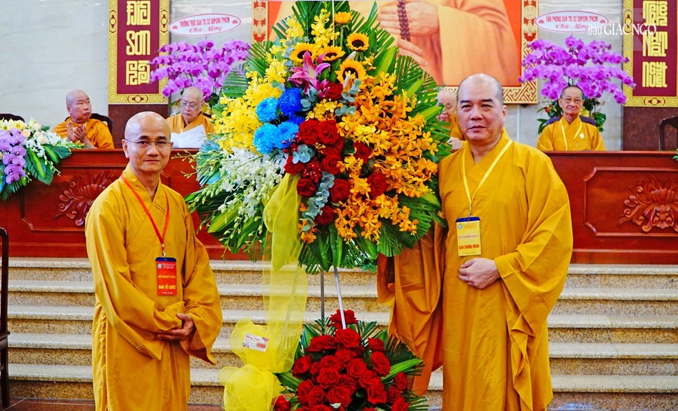 Thượng tọa Thích Truyền Cường, Trưởng ban Kinh tế - Tài chính GHPGVN TP.HCM tặng hoa chúc mừng hội thi