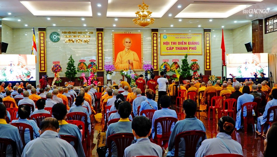 Quang cảnh hội thi vào sáng 12-8. Hội thi diễn ra ngày 12 và 13-8 tại Việt Nam Quốc Tự