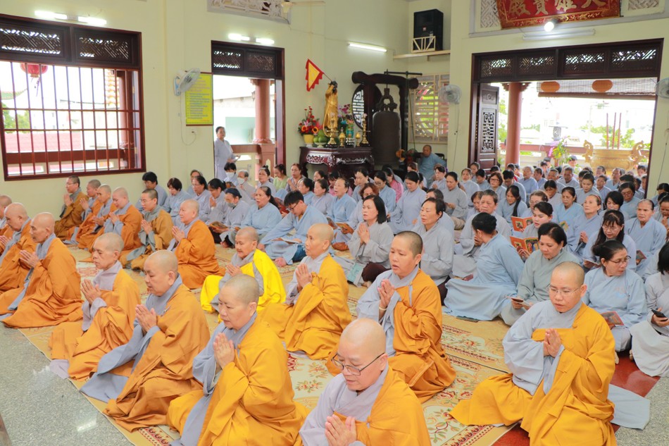 Chư tôn đức Tăng Ni trì tụng kinh Vu lan Chư tôn đức Tăng Ni trì tụng kinh Vu lan