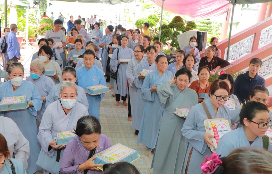 Phật tử dâng pháp y nhân mùa Vu lan Phật tử dâng pháp y nhân mùa Vu lan
