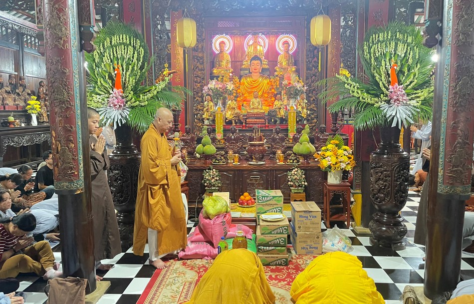 Đảnh lễ Tam bảo tại chùa Hội Khánh Đảnh lễ Tam bảo tại chùa Hội Khánh