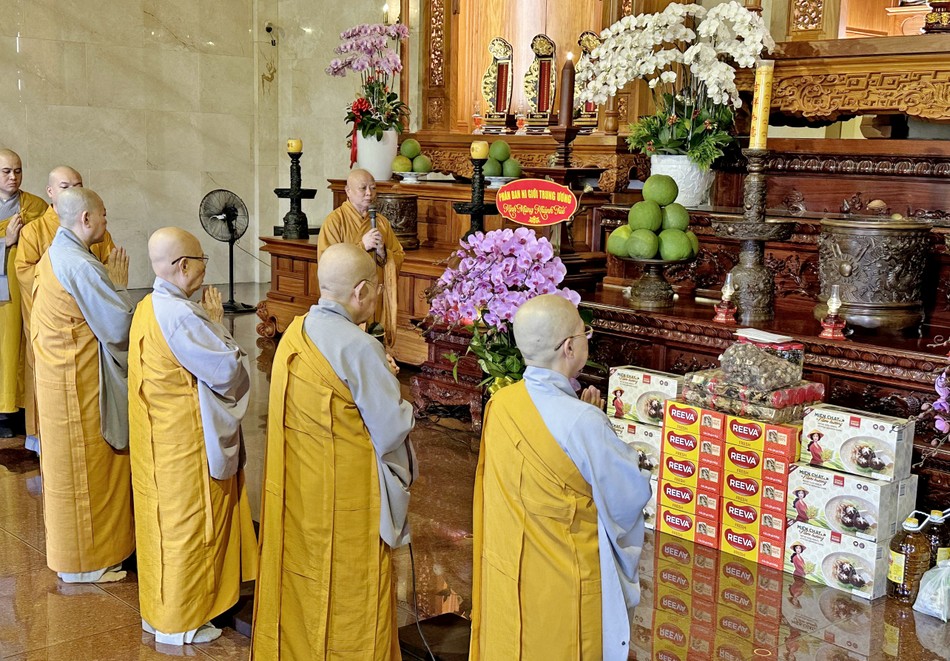 Hòa thượng Thích Lệ Trang đại diện Ban Chức sự trường hạ tiếp đoàn chư Ni Phân ban Ni giới T.Ư và Phân ban Ni giới TP.HCM Hòa thượng Thích Lệ Trang đại diện Ban Chức sự trường hạ tiếp đoàn chư Ni Phân ban Ni giới T.Ư và Phân ban Ni giới TP.HCM