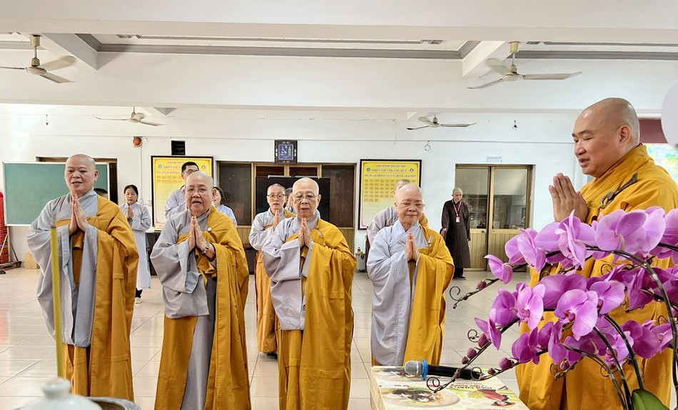 Thượng tọa Thích Phước Nguyên cảm niệm công đức đoàn Phân ban Ni giới T.Ư và TP.HCM thăm cúng dường trường hạ thiền viện Quảng Đức Thượng tọa Thích Phước Nguyên cảm niệm công đức đoàn Phân ban Ni giới T.Ư và TP.HCM thăm cúng dường trường hạ thiền viện Quảng Đức