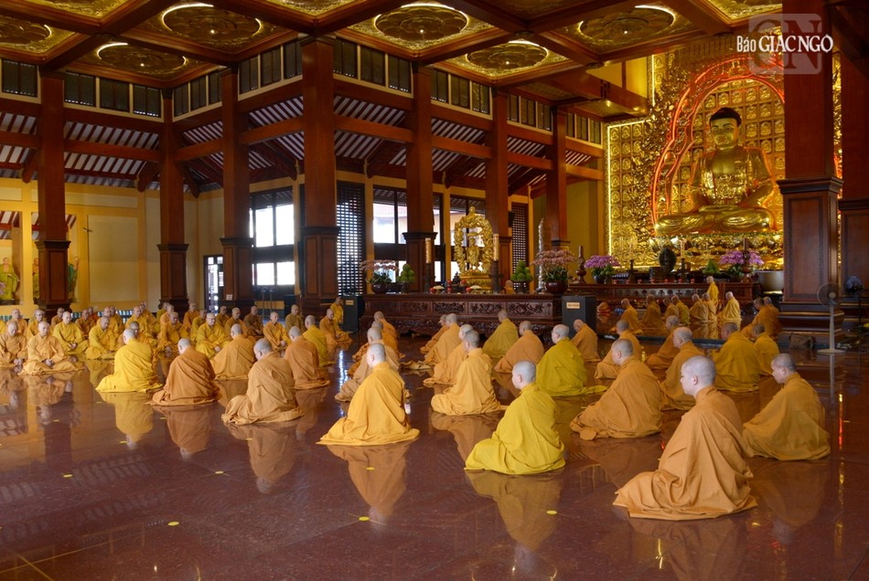 Theo truyền thống của GHPGVN TP.HCM, mỗi tháng 2 kỳ trong mùa An cư kiết hạ, chư Tăng vân tập tại Việt Nam Quốc Tự để cùng ôn lại giới luật của chúng xuất gia Theo truyền thống của GHPGVN TP.HCM, mỗi tháng 2 kỳ trong mùa An cư kiết hạ, chư Tăng vân tập tại Việt Nam Quốc Tự để cùng ôn lại giới luật của chúng xuất gia