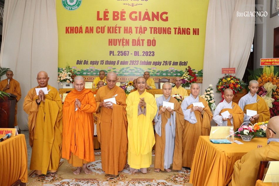 Tặng thưởng đến Tăng - Ni hành giả sau ba tháng An cư kiết hạ Tặng thưởng đến Tăng - Ni hành giả sau ba tháng An cư kiết hạ