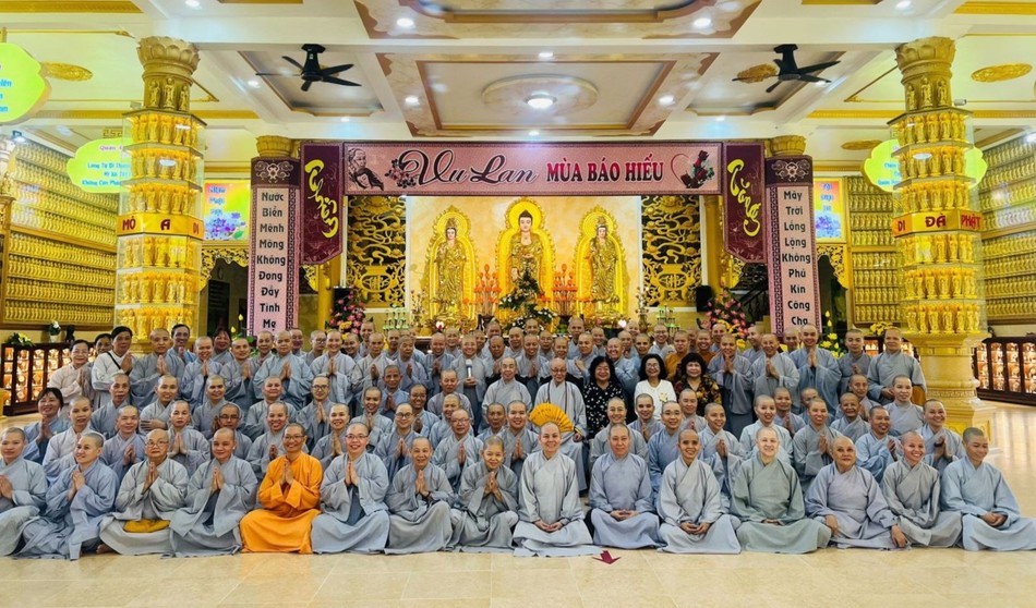 Chụp ảnh lưu niệm tại trường hạ chùa Long Vân