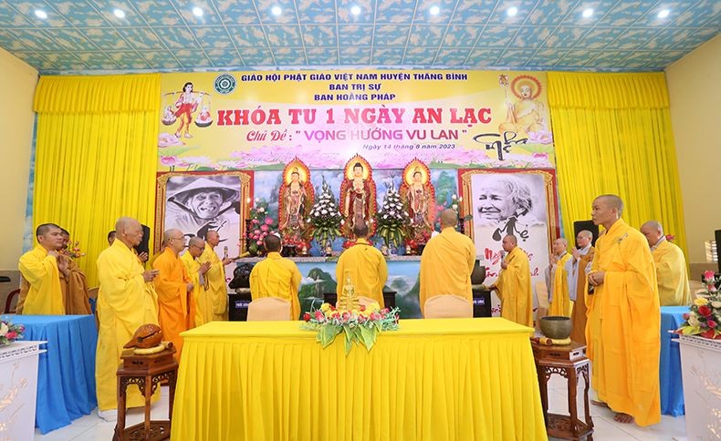Chư tôn đức thực hiện khóa lễ Chư tôn đức thực hiện khóa lễ