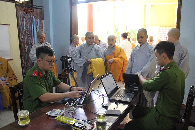 Chư Ni đăng ký kích hoạt tài khoản định danh điện tử VNeID mức độ 2, tại chùa Bảo Thắng (TP.Hội An) Chư Ni đăng ký kích hoạt tài khoản định danh điện tử VNeID mức độ 2, tại chùa Bảo Thắng (TP.Hội An)