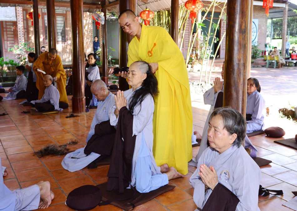 Phật tử cạo tóc xuất gia gieo duyên Phật tử cạo tóc xuất gia gieo duyên