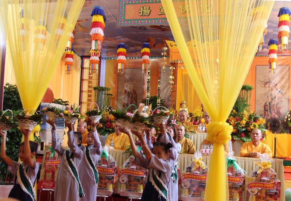 Phật tử dâng hoa cúng dường