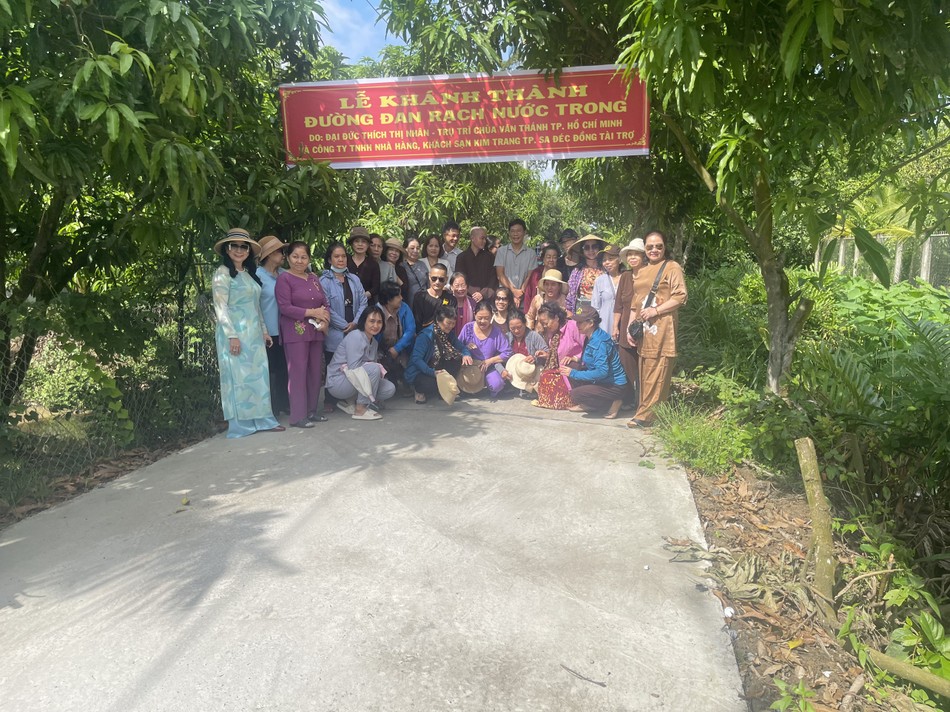 Tuyến đường bê-tông với chiều dài 1.258 m được bàn giao cho bà con địa phương sử dụng - Ảnh: TN Tuyến đường bê-tông với chiều dài 1.258 m được bàn giao cho bà con địa phương sử dụng - Ảnh: TN