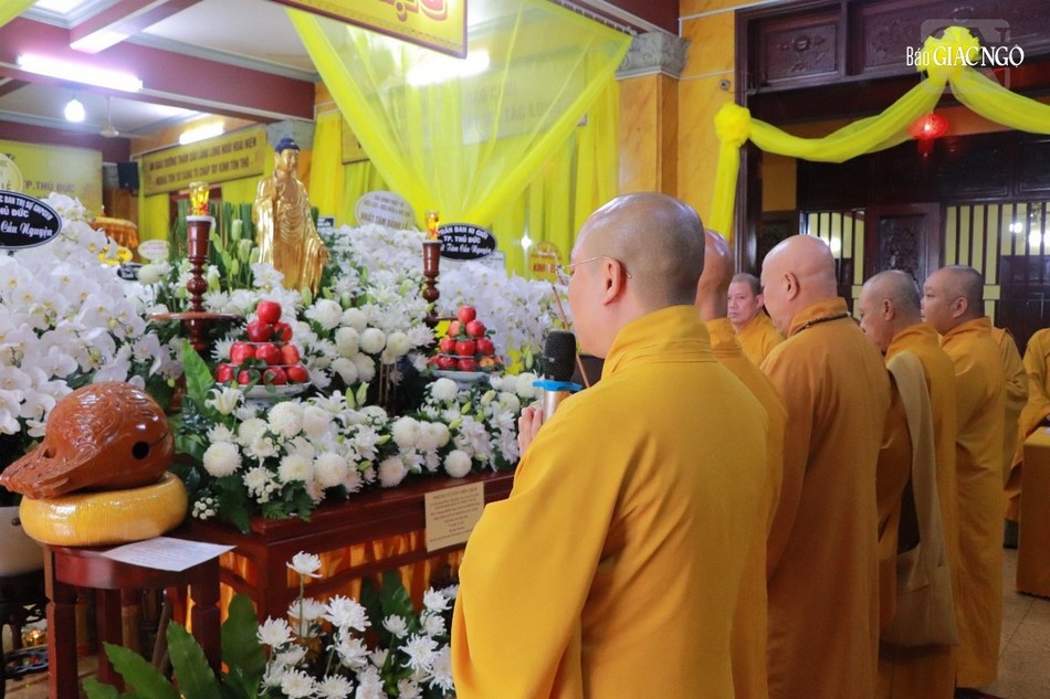 Chư tôn đức tưởng niệm trước Giác linh đài Chư tôn đức tưởng niệm trước Giác linh đài