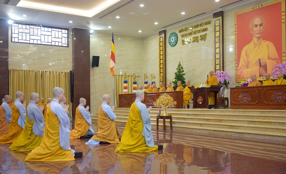 Giới tử lắng nghe lời huấn từ của Trưởng lão Hòa thượng Chứng minh Giới tử lắng nghe lời huấn từ của Trưởng lão Hòa thượng Chứng minh