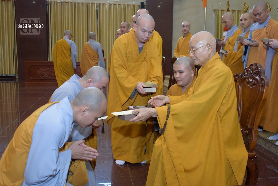Trưởng lão Hòa thượng Thích Minh Thông trao quà đến các vị tập sự Trưởng lão Hòa thượng Thích Minh Thông trao quà đến các vị tập sự