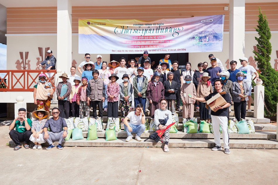 Các Phật tử Hội Pháp Hoa Ấn Quang trao quà đến đồng bào khó khăn xã Tà Nung Các Phật tử Hội Pháp Hoa Ấn Quang trao quà đến đồng bào khó khăn xã Tà Nung