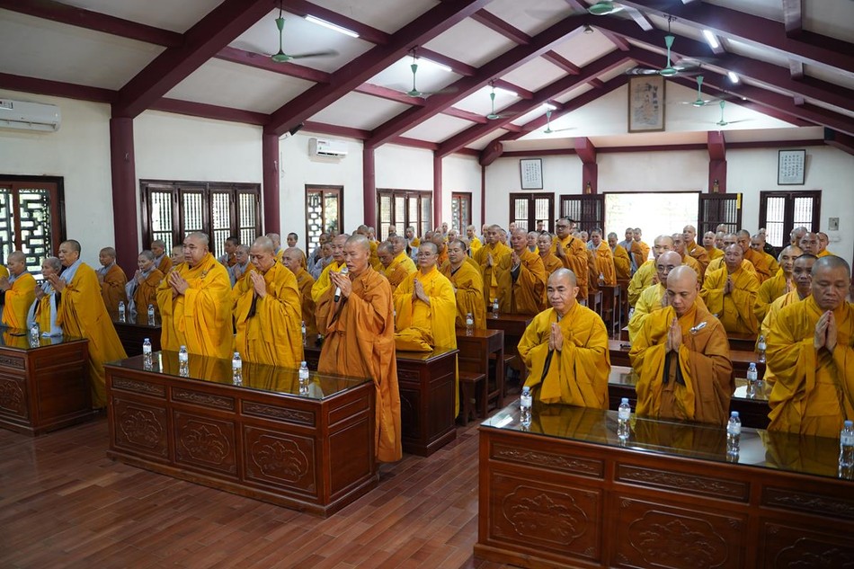 Thượng tọa Thích Đạo Phong dâng lời tác bạch lễ tạ Hòa thượng Thích Bảo Nghiêm, Đường chủ 18 trường hạ toàn Thủ đô Thượng tọa Thích Đạo Phong dâng lời tác bạch lễ tạ Hòa thượng Thích Bảo Nghiêm, Đường chủ 18 trường hạ toàn Thủ đô