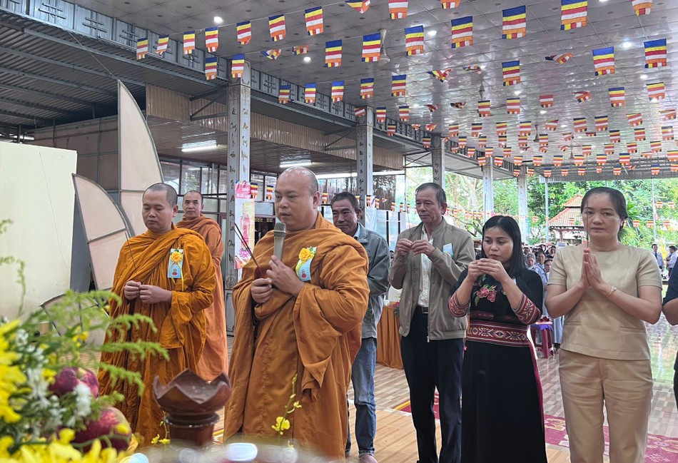 Chư tôn đức và đại diện các cơ quan dâng hương Tam bảo Chư tôn đức và đại diện các cơ quan dâng hương Tam bảo