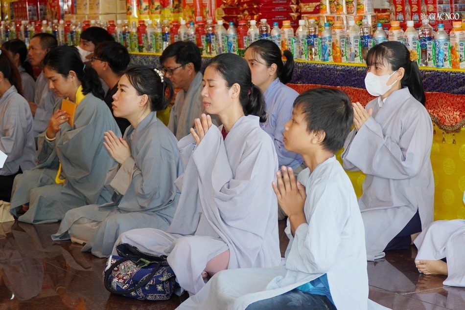 Phật tử thành tâm cầu nguyện tại Pháp hội Vu lan - Đại lễ trai đàn chẩn tế do Ban Trị sự GHPGVN TP.HCM tổ chức Phật tử thành tâm cầu nguyện tại Pháp hội Vu lan - Đại lễ trai đàn chẩn tế do Ban Trị sự GHPGVN TP.HCM tổ chức