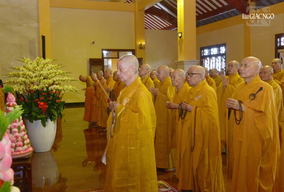 Đức Pháp chủ cùng chư tôn giáo phẩm Hội đồng Chứng minh, Ban Trị sự GHPGVN TP.HCM tưởng niệm Giác linh Đại lão Hòa thượng Thích Tâm Châu Đức Pháp chủ cùng chư tôn giáo phẩm Hội đồng Chứng minh, Ban Trị sự GHPGVN TP.HCM tưởng niệm Giác linh Đại lão Hòa thượng Thích Tâm Châu