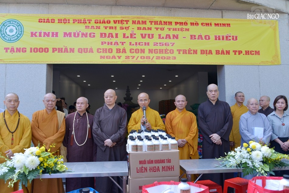 Chư tôn đức tham dự buổi trao quà nhân mùa Vu lan - Báo hiếu, tại Việt Nam Quốc Tự